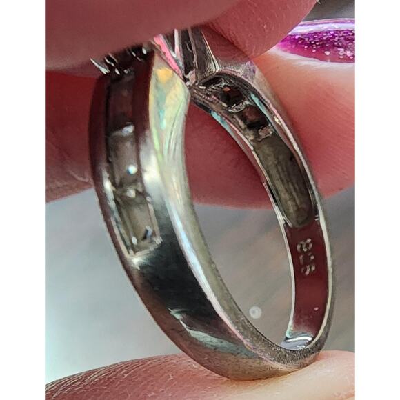 Elegant Sterling Silver Ring with Cubic Zirconia Gemstones - Size US 6 - Picture 3 of 8